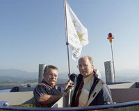 Regierungspräsident mit Jubiläumsflagge auf dem Turm